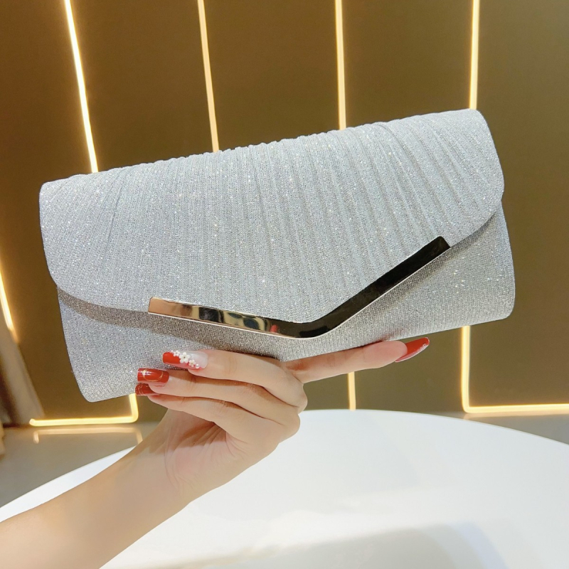 Večernja clutch torbica s sjajnom plisiranom teksturom, vodoravni kvadratni oblik, magnetsko zatvaranje (Materijal: Poliester, Podstava: Poliester, Oblik: Horizontalni kvadrat, Zatvaranje: Magnetsko, Godina/Sezona: Proljeće 2025)