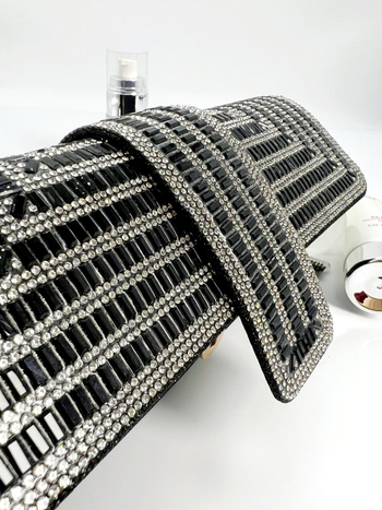 PU večernja clutch torba, mali kvadratni dizajn, čvrsta konstrukcija, unutarnji laminirani džep sa zatvaračem, poklopac otvaranja, proljeće 2025