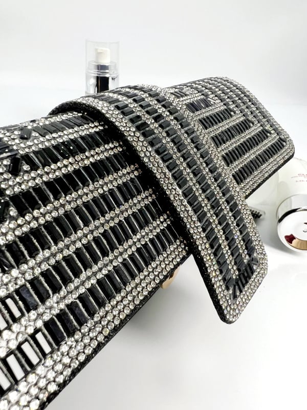 PU večernja clutch torba, mali kvadratni dizajn, čvrsta konstrukcija, unutarnji laminirani džep sa zatvaračem, poklopac otvaranja, proljeće 2025