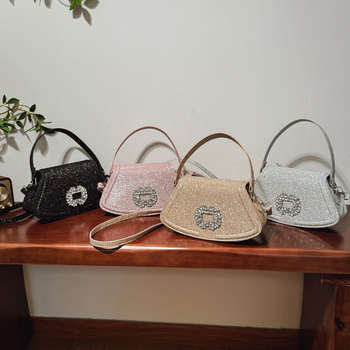 Elegantna crossbody torbica za večer – jednostavan i univerzalan dizajn (Materijal: Grette; Oblik: sektor; Način otvaranja: poklopac; Unutarnja struktura: ID torba; Sezona: Proljeće 2025)