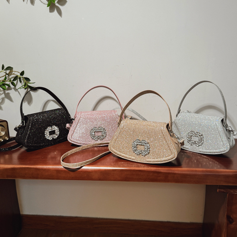 Elegantna crossbody torbica za večer – jednostavan i univerzalan dizajn (Materijal: Grette; Oblik: sektor; Način otvaranja: poklopac; Unutarnja struktura: ID torba; Sezona: Proljeće 2025)