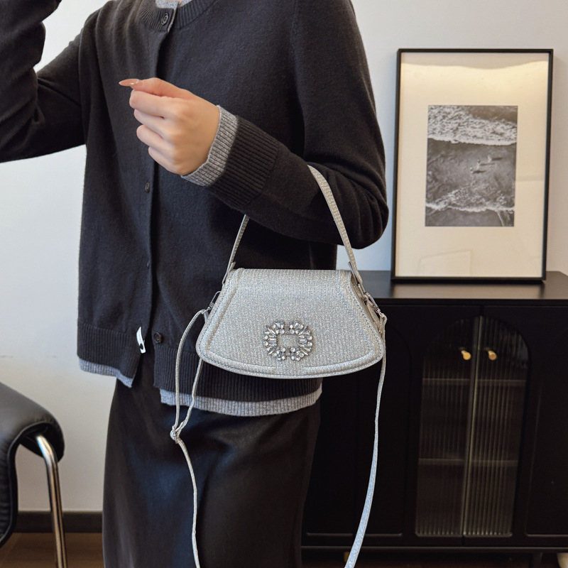 Elegantna crossbody torbica za večer – jednostavan i univerzalan dizajn (Materijal: Grette; Oblik: sektor; Način otvaranja: poklopac; Unutarnja struktura: ID torba; Sezona: Proljeće 2025)