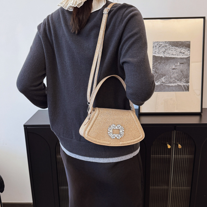 Elegantna crossbody torbica za večer – jednostavan i univerzalan dizajn (Materijal: Grette; Oblik: sektor; Način otvaranja: poklopac; Unutarnja struktura: ID torba; Sezona: Proljeće 2025)
