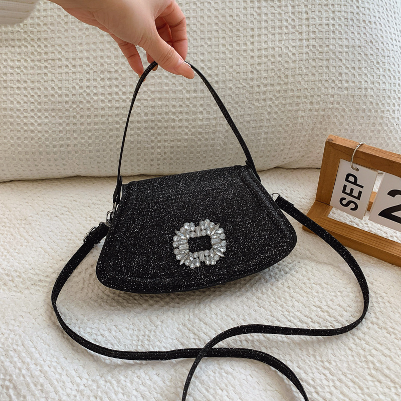 Elegantna crossbody torbica za večer – jednostavan i univerzalan dizajn (Materijal: Grette; Oblik: sektor; Način otvaranja: poklopac; Unutarnja struktura: ID torba; Sezona: Proljeće 2025)