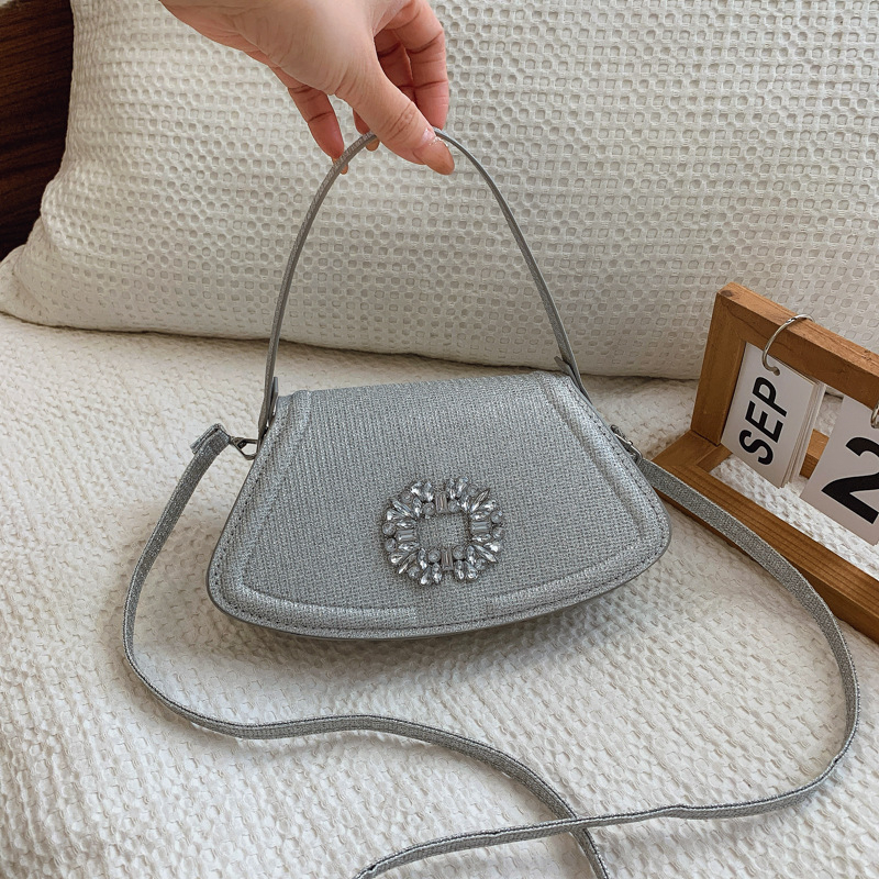 Elegantna crossbody torbica za večer – jednostavan i univerzalan dizajn (Materijal: Grette; Oblik: sektor; Način otvaranja: poklopac; Unutarnja struktura: ID torba; Sezona: Proljeće 2025)