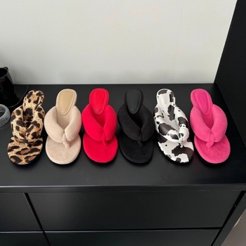 Sandaalid klinilise kontsaga, sõrmede vahel rihmad, leopardimustriga, plüüsiv vooder, kummist tald