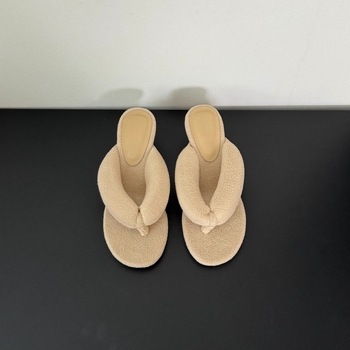 Sandaalid klinilise kontsaga, sõrmede vahel rihmad, leopardimustriga, plüüsiv vooder, kummist tald