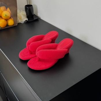 Sandaalid klinilise kontsaga, sõrmede vahel rihmad, leopardimustriga, plüüsiv vooder, kummist tald