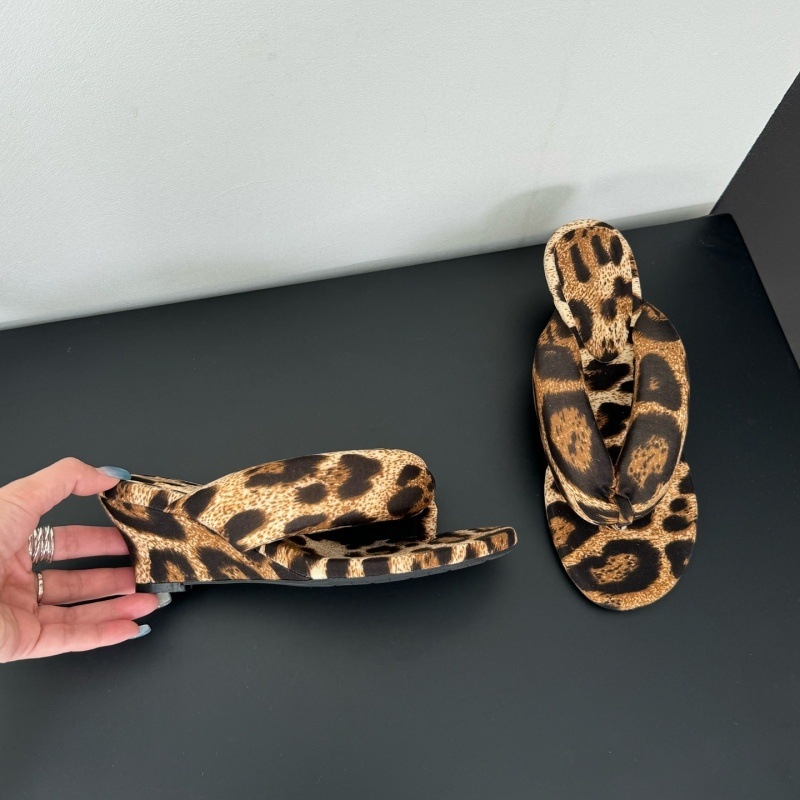 Sandaalid klinilise kontsaga, sõrmede vahel rihmad, leopardimustriga, plüüsiv vooder, kummist tald
