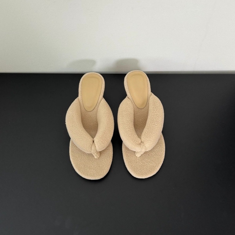 Sandaalid klinilise kontsaga, sõrmede vahel rihmad, leopardimustriga, plüüsiv vooder, kummist tald