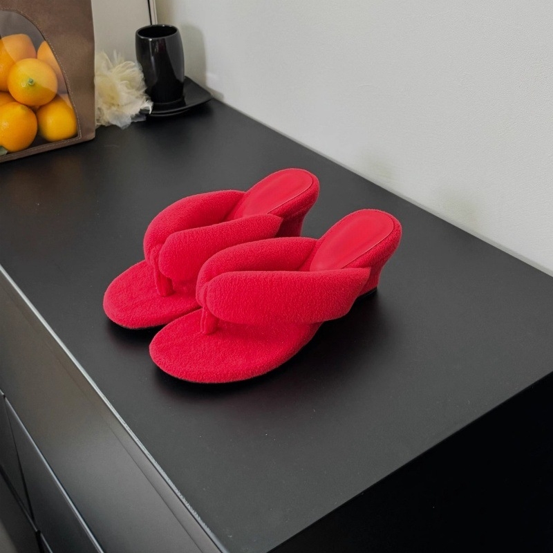 Sandaalid klinilise kontsaga, sõrmede vahel rihmad, leopardimustriga, plüüsiv vooder, kummist tald