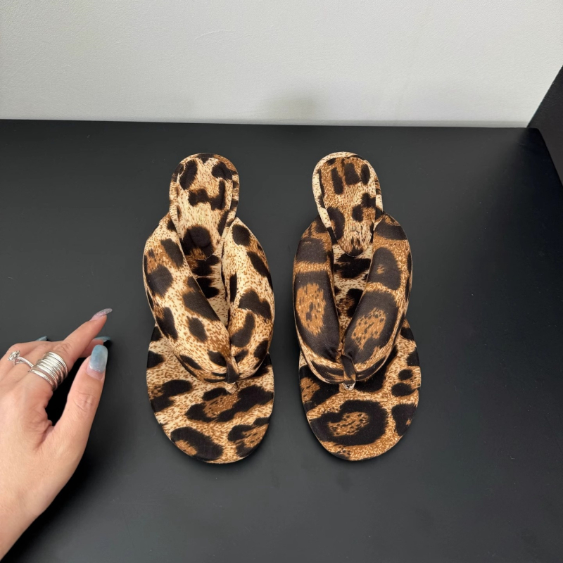 Sandaalid klinilise kontsaga, sõrmede vahel rihmad, leopardimustriga, plüüsiv vooder, kummist tald