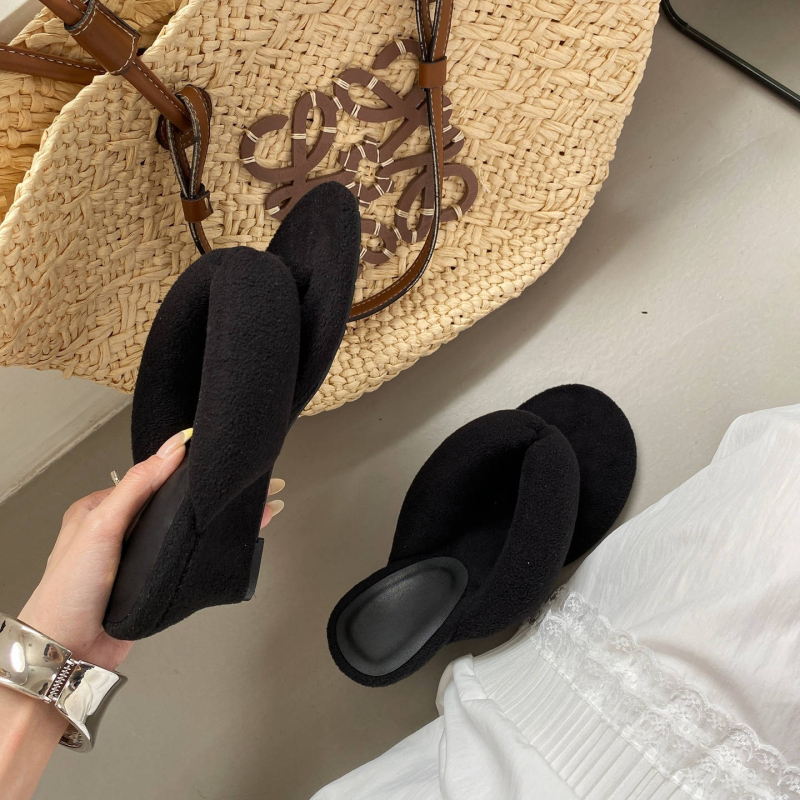 Sandaalid klinilise kontsaga, sõrmede vahel rihmad, leopardimustriga, plüüsiv vooder, kummist tald