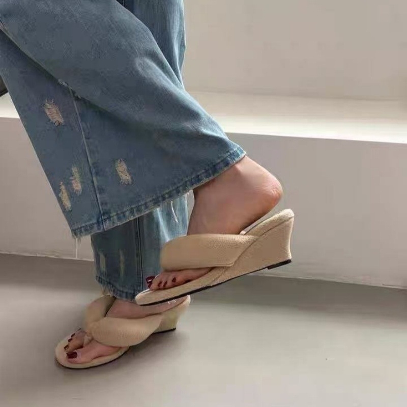 Sandaalid klinilise kontsaga, sõrmede vahel rihmad, leopardimustriga, plüüsiv vooder, kummist tald