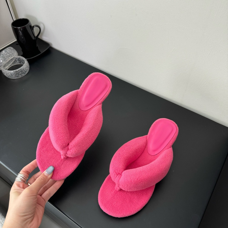 Sandaalid klinilise kontsaga, sõrmede vahel rihmad, leopardimustriga, plüüsiv vooder, kummist tald