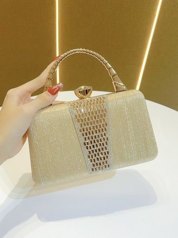 Retro parti clutch lánccal, vízszintes négyzet alakú forma, nyitott felső rész, merev tok, telefon- és személyi igazolvány zsebbel