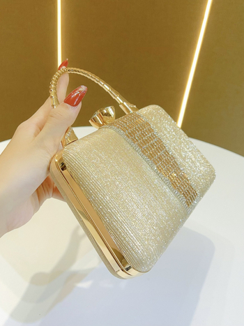 Retro parti clutch lánccal, vízszintes négyzet alakú forma, nyitott felső rész, merev tok, telefon- és személyi igazolvány zsebbel