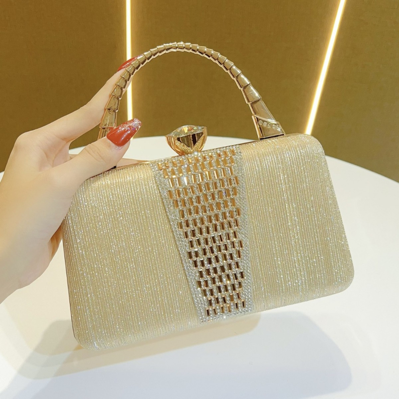 Retro parti clutch lánccal, vízszintes négyzet alakú forma, nyitott felső rész, merev tok, telefon- és személyi igazolvány zsebbel