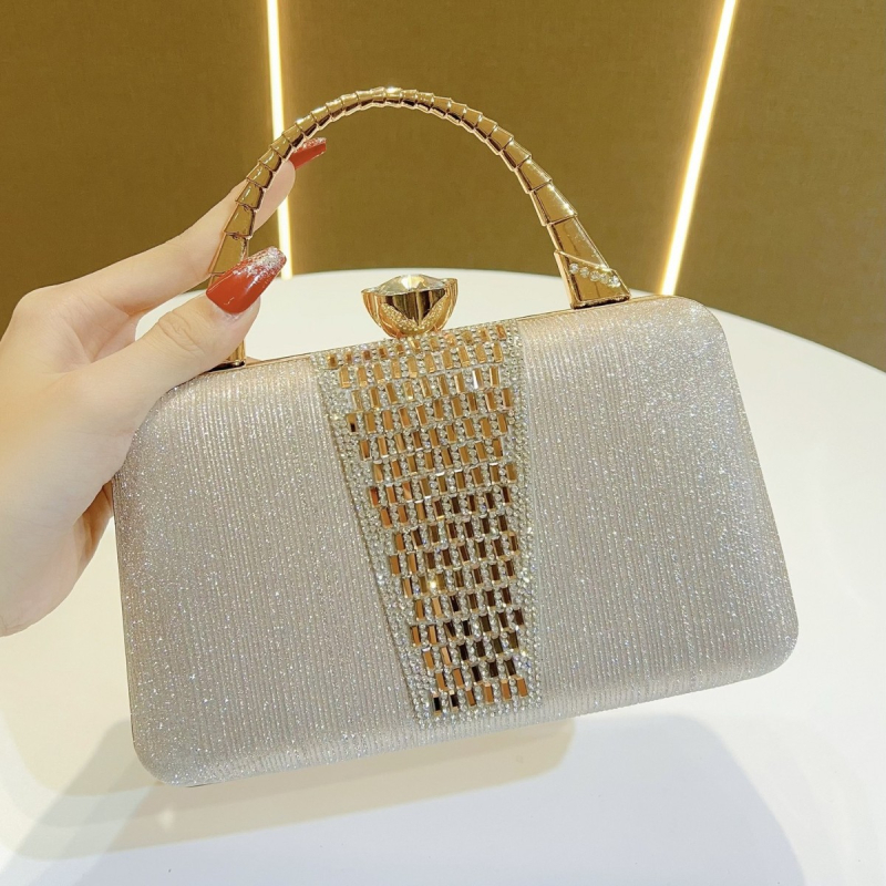 Retro parti clutch lánccal, vízszintes négyzet alakú forma, nyitott felső rész, merev tok, telefon- és személyi igazolvány zsebbel