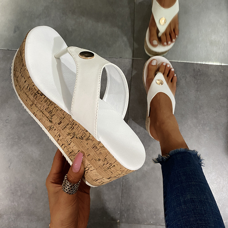 Női wedge szandál, felső rész szintetikus bőrből, talp gumiból, sarokmagasság 8 cm, talpvastagság 8-11 cm