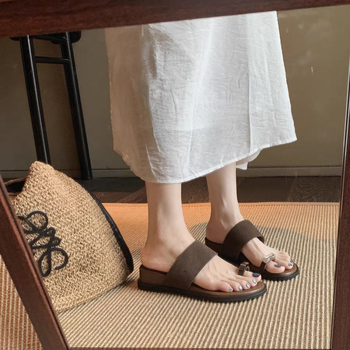 Puhkuslikud slip-on sandaalid varbalõngaga, 4 cm kõrgune tõstmine, pealne ja siserõhk kiudmaterjalist, kummist tald, ümmargune varvas