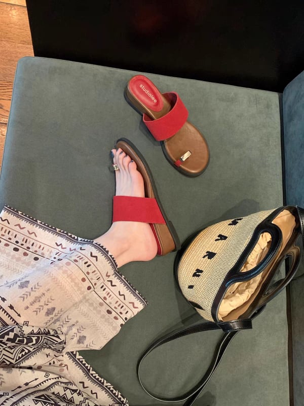 Puhkuslikud slip-on sandaalid varbalõngaga, 4 cm kõrgune tõstmine, pealne ja siserõhk kiudmaterjalist, kummist tald, ümmargune varvas