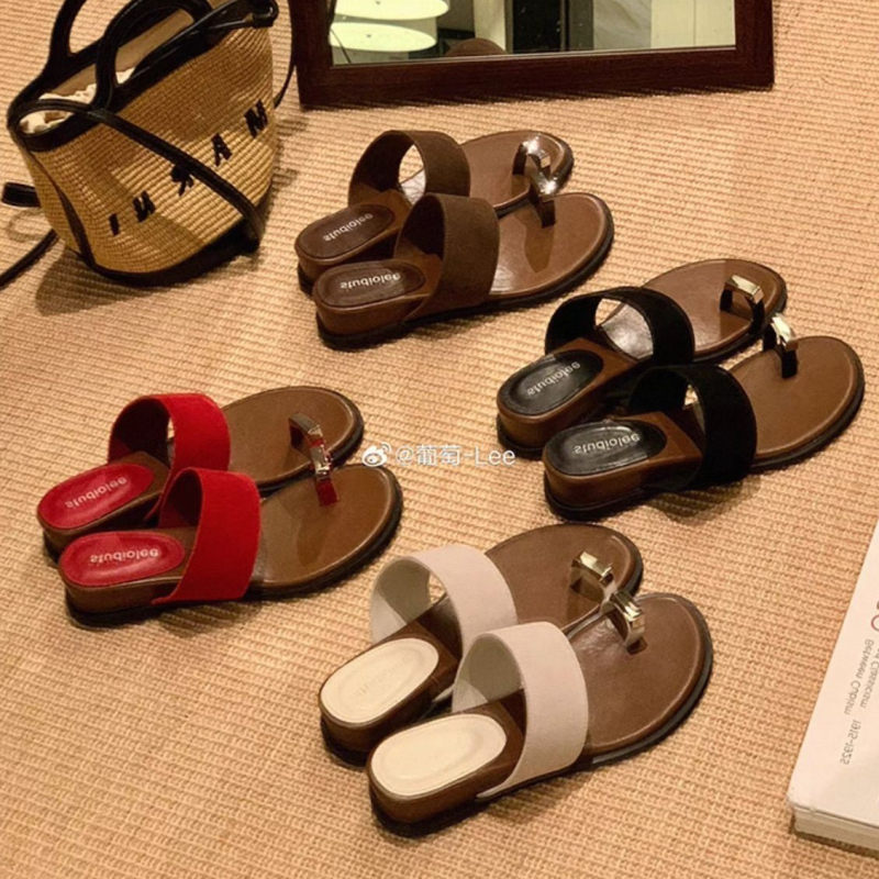 Puhkuslikud slip-on sandaalid varbalõngaga, 4 cm kõrgune tõstmine, pealne ja siserõhk kiudmaterjalist, kummist tald, ümmargune varvas