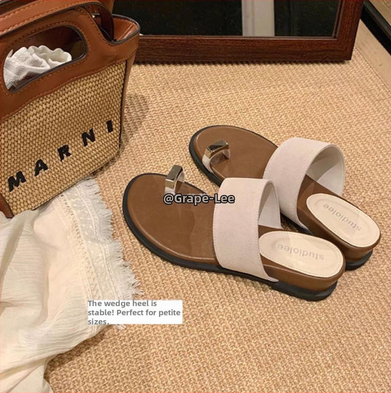 Puhkuslikud slip-on sandaalid varbalõngaga, 4 cm kõrgune tõstmine, pealne ja siserõhk kiudmaterjalist, kummist tald, ümmargune varvas