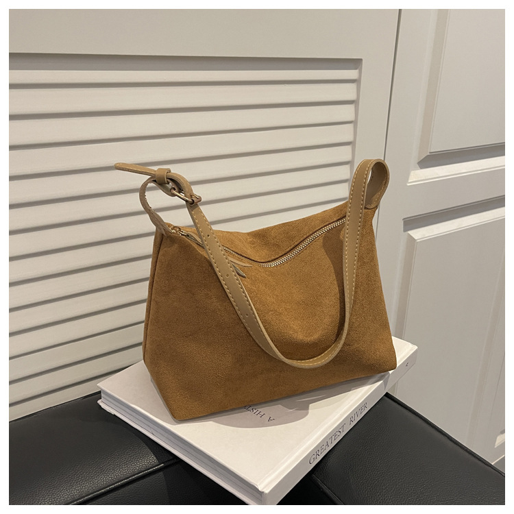 Geantă crossbody din nailon, stil urban minimalist, formă de cutie, închidere cu fermoar, Iarna 2025