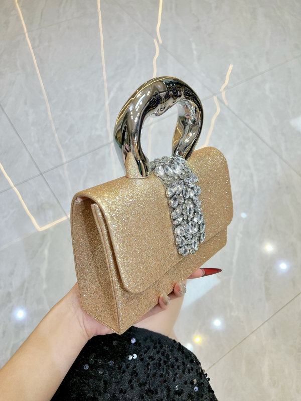 Ženska clutch torba, horizontalni kvadratnog oblika, poliester, magnetsko zatvaranje, unutarnji pretinac za telefon
