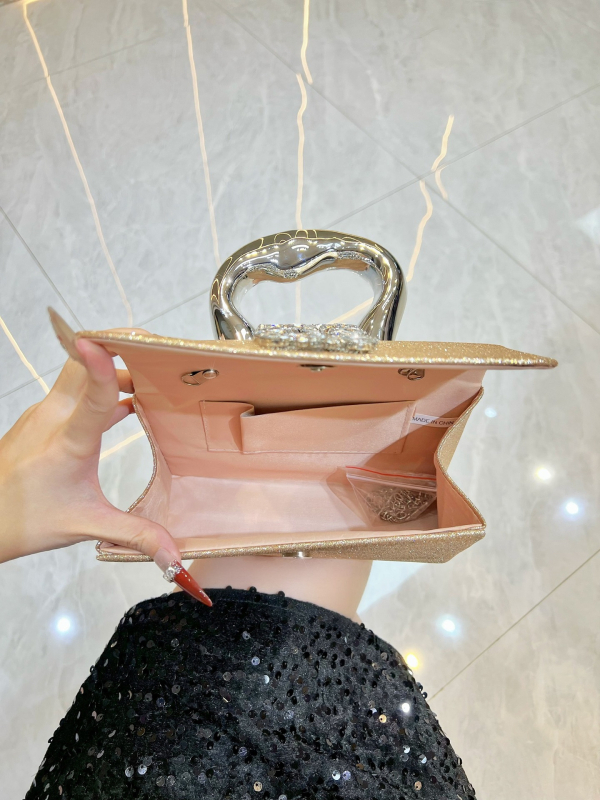 Ženska clutch torba, horizontalni kvadratnog oblika, poliester, magnetsko zatvaranje, unutarnji pretinac za telefon
