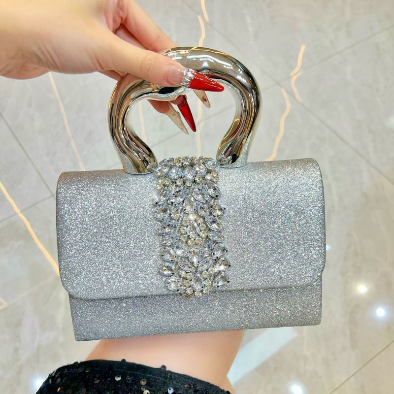 Ženska clutch torba, horizontalni kvadratnog oblika, poliester, magnetsko zatvaranje, unutarnji pretinac za telefon