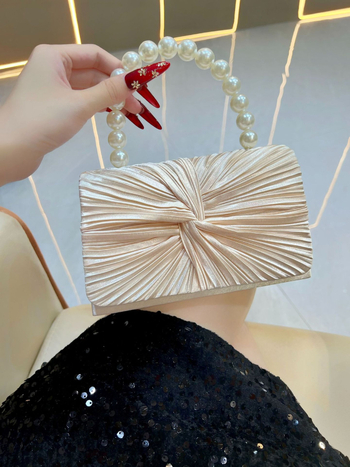 Clutch de seară cu închidere magnetică, corp din poliester, aspect urban minimalist, formă orizontală pătrată, buzunar pentru telefon și buzunar pentru ID, primăvara 2025.