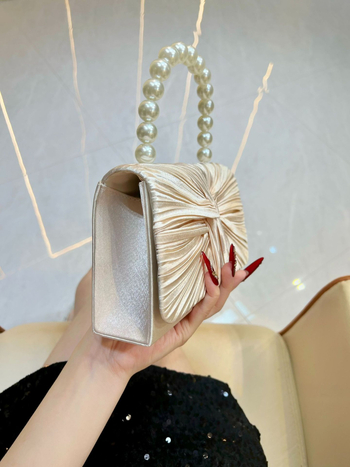 Clutch de seară cu închidere magnetică, corp din poliester, aspect urban minimalist, formă orizontală pătrată, buzunar pentru telefon și buzunar pentru ID, primăvara 2025.