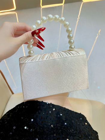 Clutch de seară cu închidere magnetică, corp din poliester, aspect urban minimalist, formă orizontală pătrată, buzunar pentru telefon și buzunar pentru ID, primăvara 2025.