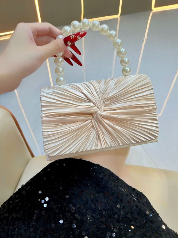 Clutch de seară cu închidere magnetică, corp din poliester, aspect urban minimalist, formă orizontală pătrată, buzunar pentru telefon și buzunar pentru ID, primăvara 2025.