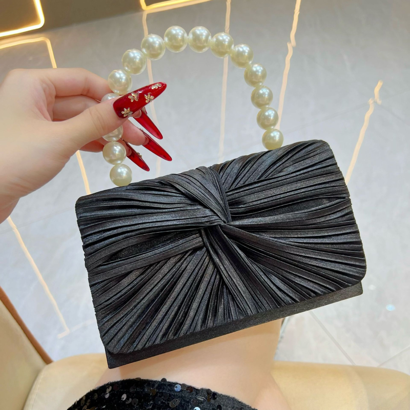 Clutch de seară cu închidere magnetică, corp din poliester, aspect urban minimalist, formă orizontală pătrată, buzunar pentru telefon și buzunar pentru ID, primăvara 2025.