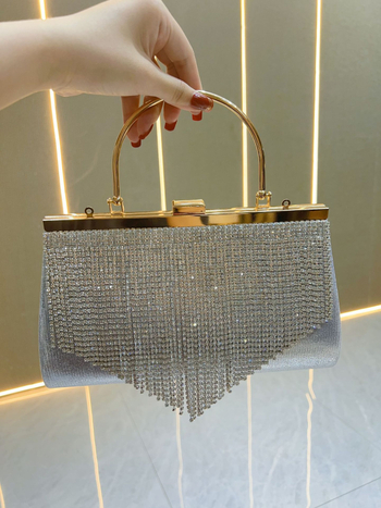 Geantă clutch cu ciucure decorat cu cristale, formă orizontală pătrată, poliester, buzunare interne pentru telefon și ID, deschidere deschisă, stil urban minimalist.