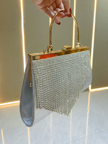 Geantă clutch cu ciucure decorat cu cristale, formă orizontală pătrată, poliester, buzunare interne pentru telefon și ID, deschidere deschisă, stil urban minimalist.