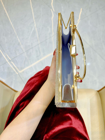 Geantă clutch cu ciucure decorat cu cristale, formă orizontală pătrată, poliester, buzunare interne pentru telefon și ID, deschidere deschisă, stil urban minimalist.