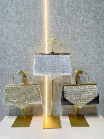 Geantă clutch cu ciucure decorat cu cristale, formă orizontală pătrată, poliester, buzunare interne pentru telefon și ID, deschidere deschisă, stil urban minimalist.