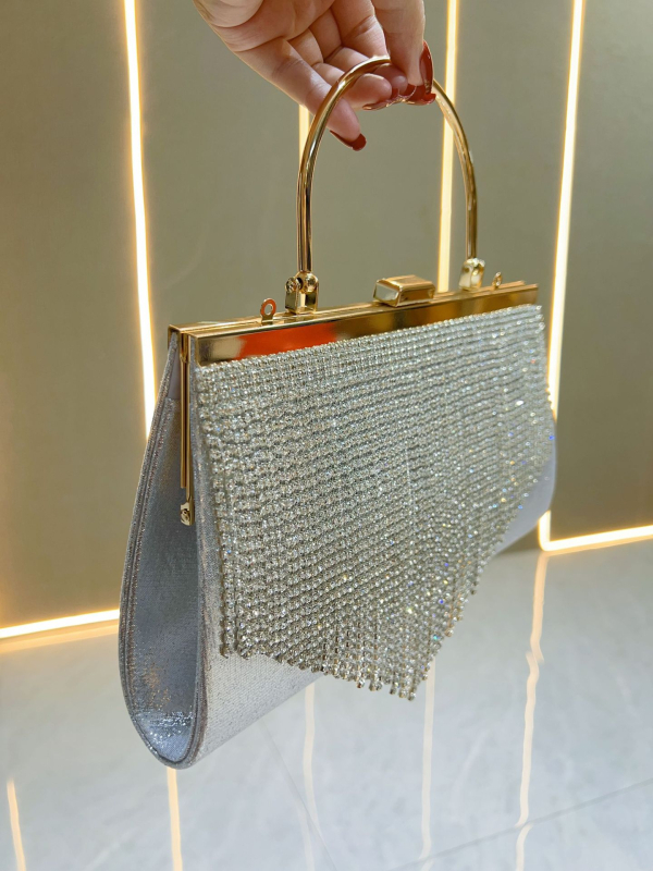 Geantă clutch cu ciucure decorat cu cristale, formă orizontală pătrată, poliester, buzunare interne pentru telefon și ID, deschidere deschisă, stil urban minimalist.