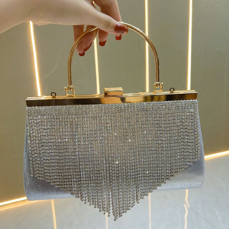 Geantă clutch cu ciucure decorat cu cristale, formă orizontală pătrată, poliester, buzunare interne pentru telefon și ID, deschidere deschisă, stil urban minimalist.