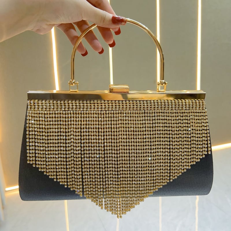 Geantă clutch cu ciucure decorat cu cristale, formă orizontală pătrată, poliester, buzunare interne pentru telefon și ID, deschidere deschisă, stil urban minimalist.