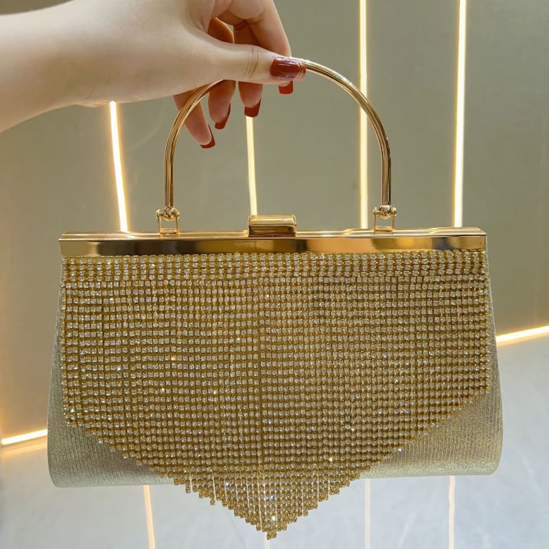 Geantă clutch cu ciucure decorat cu cristale, formă orizontală pătrată, poliester, buzunare interne pentru telefon și ID, deschidere deschisă, stil urban minimalist.