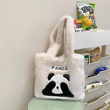Rucsac Panda din pluș, stil colegial, capacitate mare; Material: pluș; Căptușeală: piele sintetică; Formă: pătrat vertical; Închidere: închidere magnetică; Compartimente interioare: buzunar pentru telefon, buzunar pentru ID