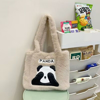 Rucsac Panda din pluș, stil colegial, capacitate mare; Material: pluș; Căptușeală: piele sintetică; Formă: pătrat vertical; Închidere: închidere magnetică; Compartimente interioare: buzunar pentru telefon, buzunar pentru ID