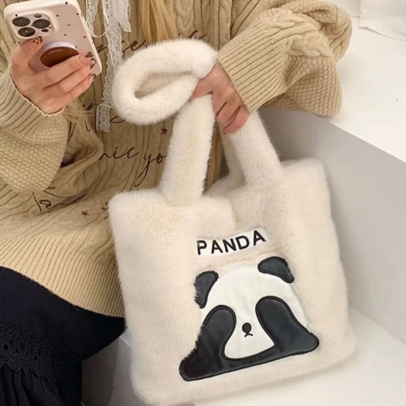 Rucsac Panda din pluș, stil colegial, capacitate mare; Material: pluș; Căptușeală: piele sintetică; Formă: pătrat vertical; Închidere: închidere magnetică; Compartimente interioare: buzunar pentru telefon, buzunar pentru ID