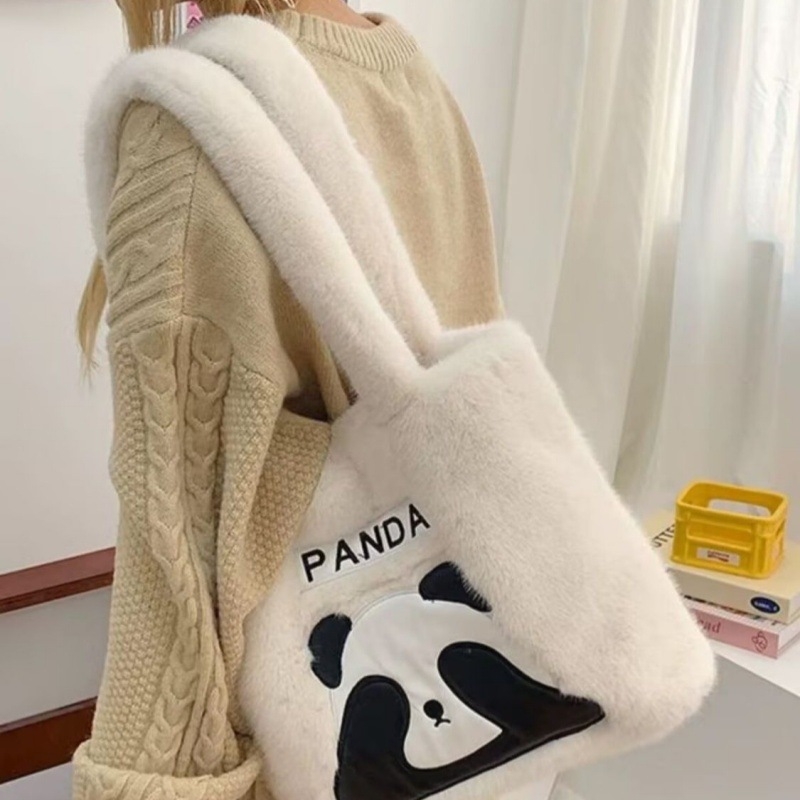 Rucsac Panda din pluș, stil colegial, capacitate mare; Material: pluș; Căptușeală: piele sintetică; Formă: pătrat vertical; Închidere: închidere magnetică; Compartimente interioare: buzunar pentru telefon, buzunar pentru ID
