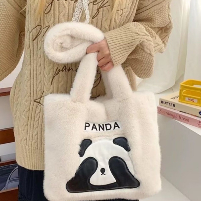 Rucsac Panda din pluș, stil colegial, capacitate mare; Material: pluș; Căptușeală: piele sintetică; Formă: pătrat vertical; Închidere: închidere magnetică; Compartimente interioare: buzunar pentru telefon, buzunar pentru ID